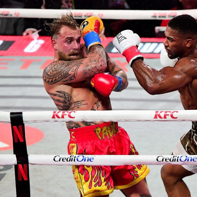 Jake Paul (lijevo) i Anthony Joshua (desno)