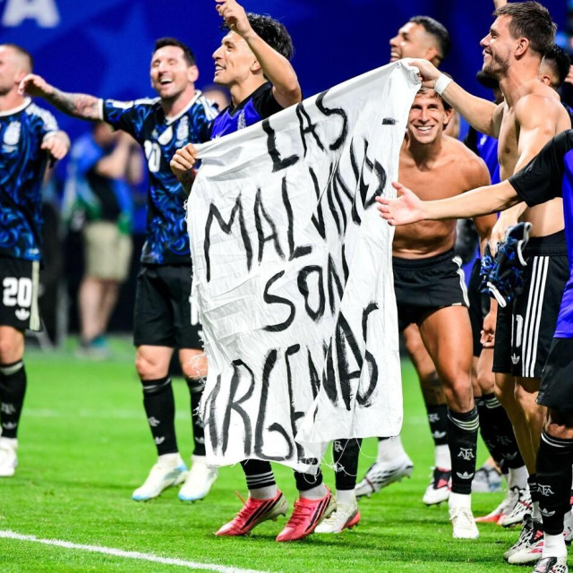 Argentinci sa spornim transparentom