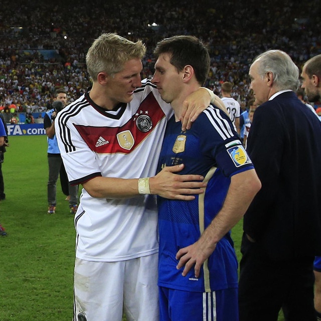Bastian Schweinsteiger tješi Lionela Messija nakon finala SP-a 2014. godine