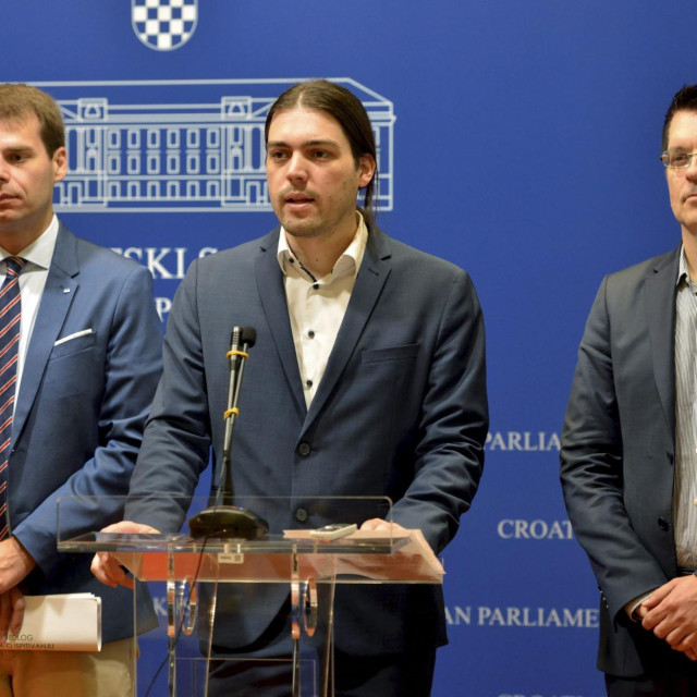 Dominik Vuletić (prvi lijevo), Vilibor Sinčić i Branimir Bunjac snimljeni 2018. godine