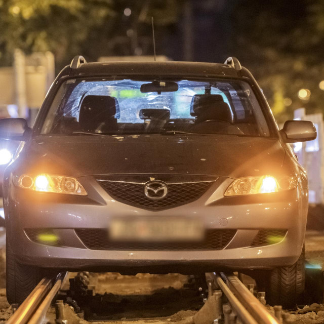 U četvrtak oko 23 sata ponovno je jedno osobno vozilo upalo u raskopane tračnice na križanju Savske i Vukovarske