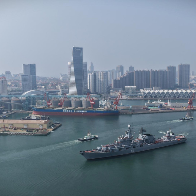 Brod kineske ratne mornarice ispred grada Qingdao