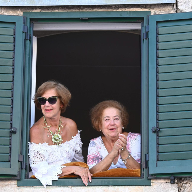 Dvije dame promatraju Sinjsku alku s prozora, arhivska fotografija