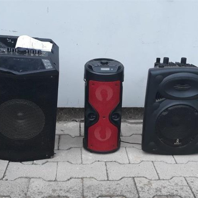 Zvučnici koje je policija zaplijenila od žene u Paragu