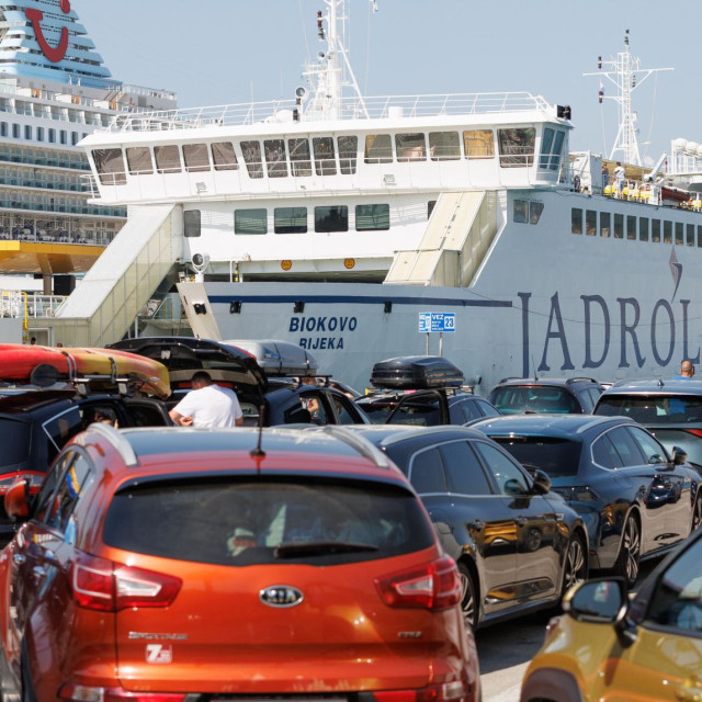 Subotnja smjena turista na gradskim prometnicima i u trajektnoj luci