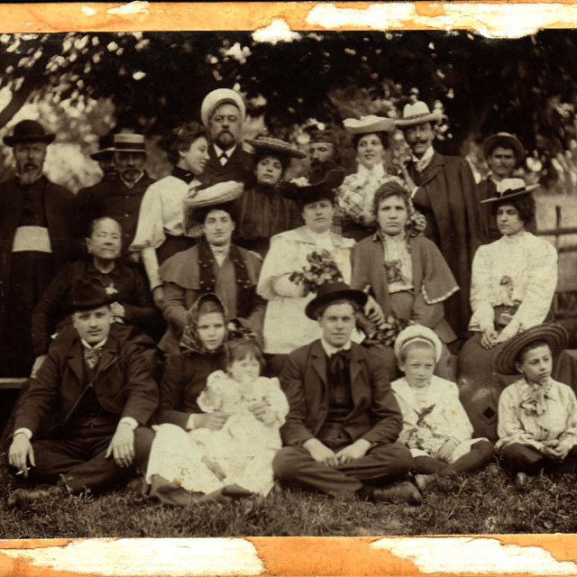  Obiteljsko okupljanje u parku Kule Jankovića, oko 1905.-1910.