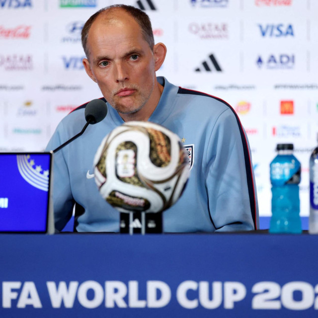 Thomas Tuchel, izbornik Engleske, promatra tijekom press konferencije uoči utakmice za treće mjesto između Francuske i Engleske