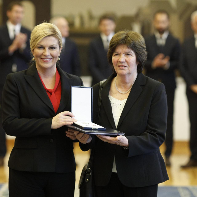 Zorica Vitez i Kolinda Grabar Kitarović, kada je ova znanstvenica dobila odlikovanje