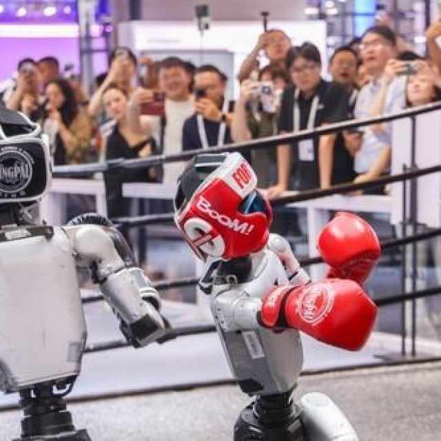 Na štandu tvrtke Unitree Robotics tijekom Svjetske konferencije o umjetnoj inteligenciji (World AI Conference) u srpnju 2026. održan je boksački meč robota.