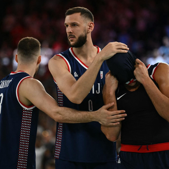 Marko Gudurić i Uroš Plavšić tiješe Bogdana Bogdanovića