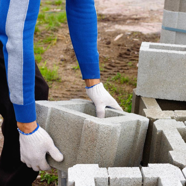 Pretvorite betonske blokove u impresivan vertikalni vrt sa sukulentima
