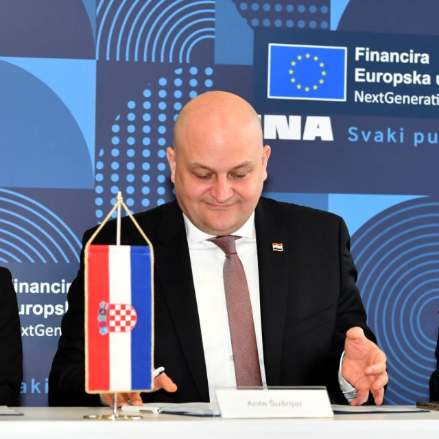 Prvi elektrolizator za proizvodnju vodika velike snage biti će instaliran u Ininoj riječkoj rafineriji koja je za to dobila sufinanciranje Ministarstva gospodarstva i Fonda za zaštitu okoliša čiji su čelnici Ante Šušnjar i Luka Balen proljetos potpisali ugovor o sufinanciranju s predsjednicom Uprave Ine Zsuzsannom Ortutay.