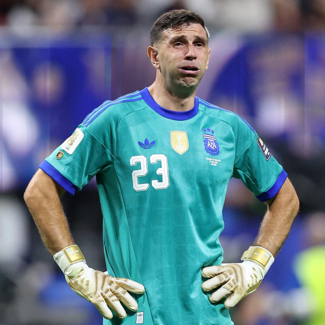 Emiliano Martínez nastupa sa slomljenim prstom.