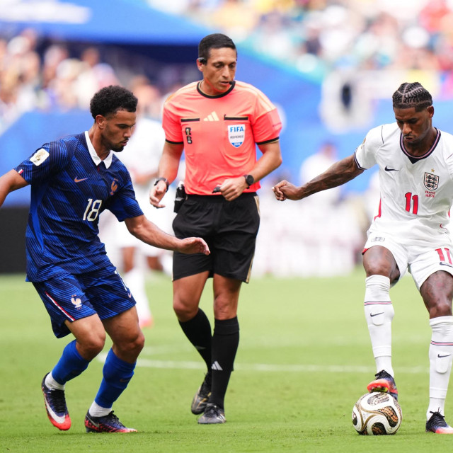 Warren Zaire-Emery, sudac Jesús Valenzuela i Marcus Rashford 