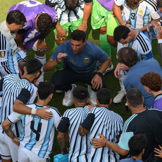 Izbornik Lionel Scaloni s igračima Argentine