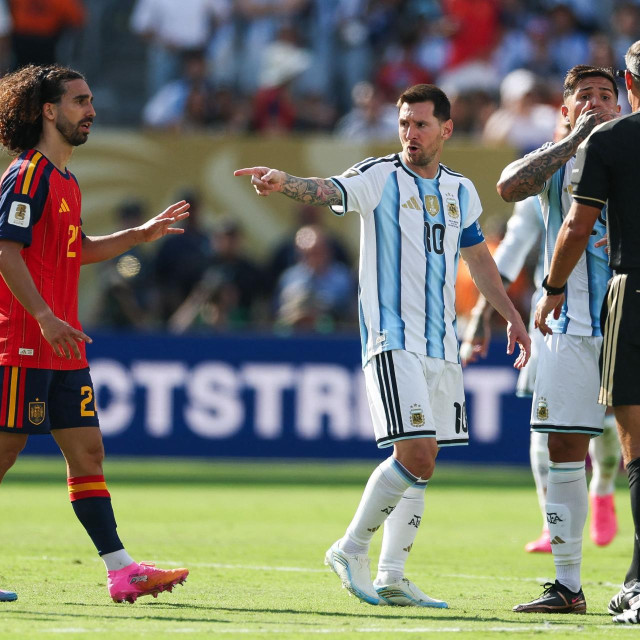 Lionel Messi, Enzo Fernandez, Marc Cucurella i slovenski sudac Slavko Vinčić