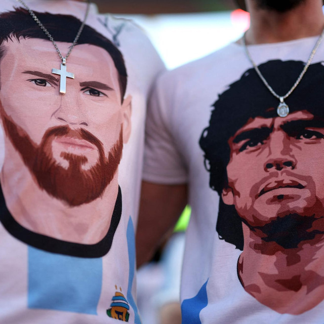 Lionel Messi i Diego Maradona na majicama argentinskih navijača