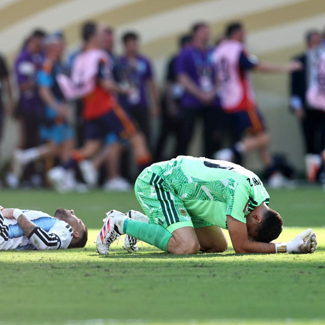 Nicolas Otamendi i Emiliano Martinez 