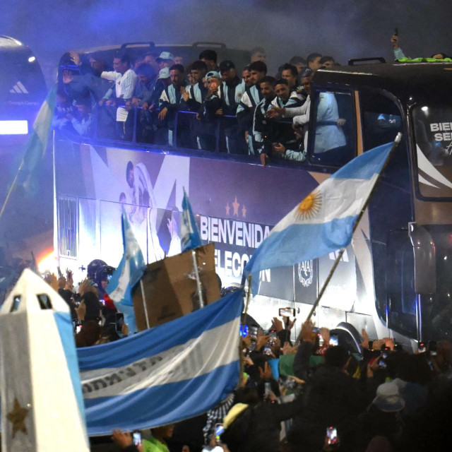 Argentinski reprezentativci u otvorenom autobusu na ulicama Buenos Airesa