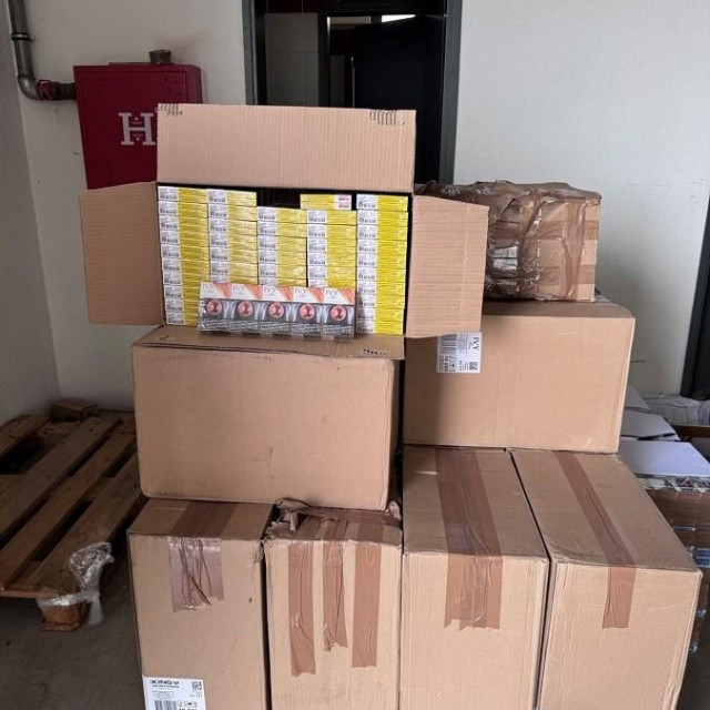U kamionu s majonezom, senfom i umacima pronađeno 1.200 šteka cigareta