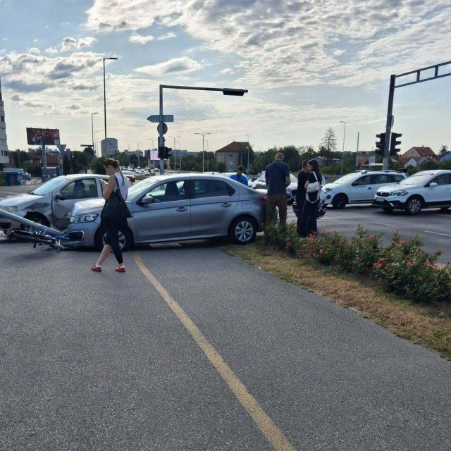 Prometna nesreća na križanju Slavonske avenije i Ulice Hrvatske bratske zajednice