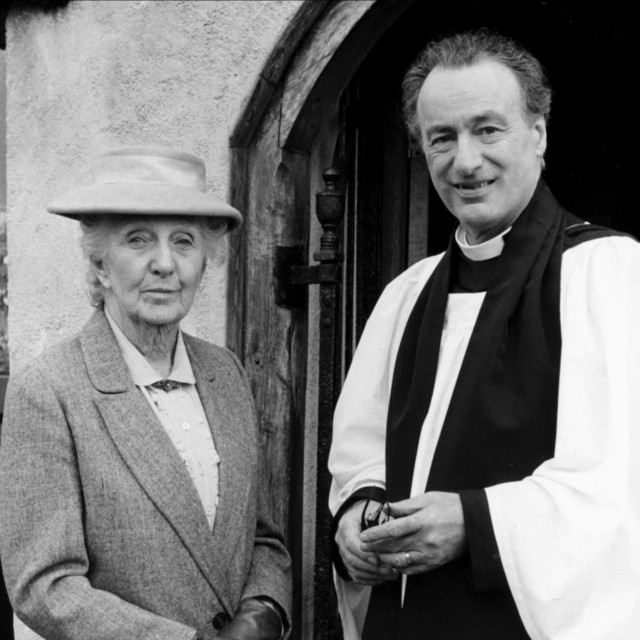 Glumica Joan Hickson utjelovila je gospođicu Marple u BBC-jevoj adaptaciji od 1984. do 1992. godine. Kadar je iz filma snimljenog prema prvom romanu o gospođici Marple, ”Ubojstvo u župnom dvoru”
