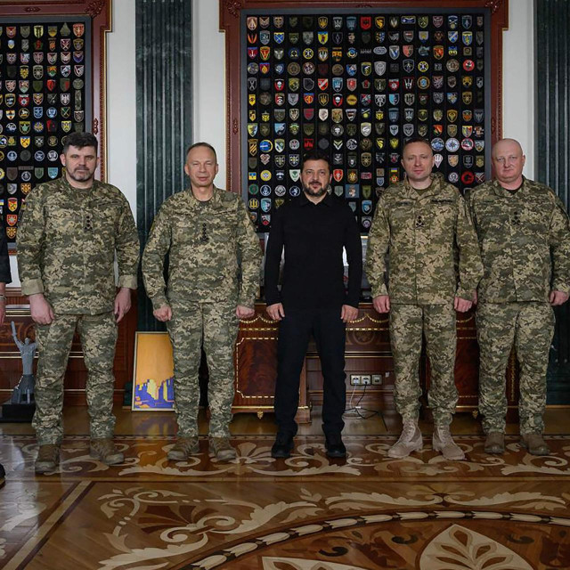 Volodimir Zelenski s (s lijeva nadesno) novim ministrom obrane Jevhenijem Hmarom, bivšim načelnikom Glavnog stožera Andrijem Gnjatovim, bivšim vrhovnim zapovjednikom Oleksandrom Sirskim, novoimenovanim vrhovnim zapovjednikom Mihajlom Drapatijem, novim načelnikom Glavnog stožera Ihorom Skibjukom i zamjenikom šefa Ureda predsjednika Pavlom Palisom