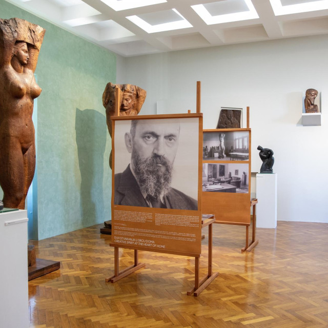Izložba obuhvaća osobne predmete, fotografije, memorabilije, javnosti manje poznate filmske snimke članova obitelji
