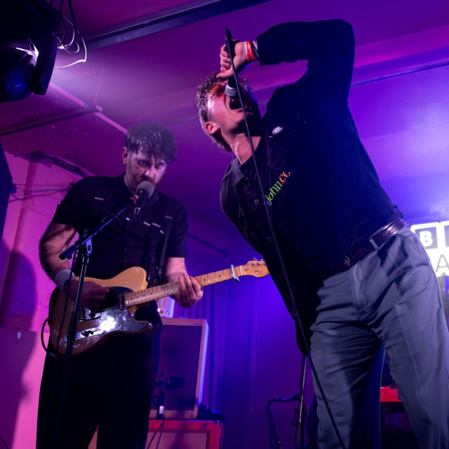 Katapultiranje Yard Acta od anonimusa do vrha liste UK albuma podsjećalo je na eksplozivni start Arctic Monkeysa