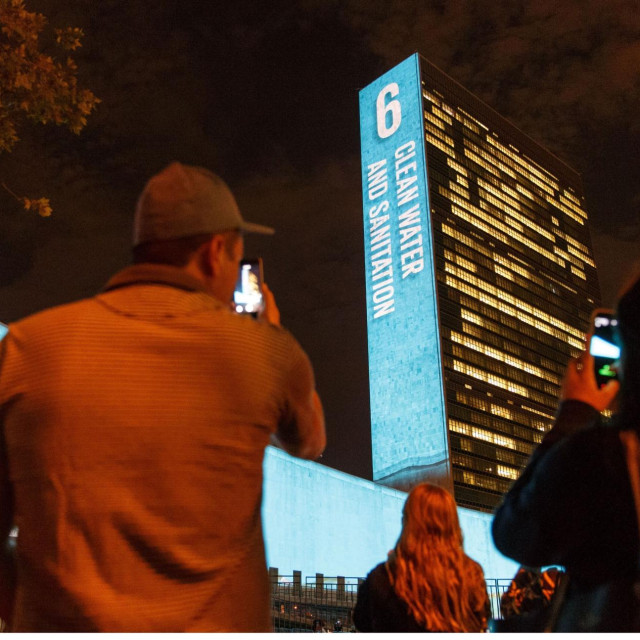 Projekcije na zgradi UN-a u New Yorku 2015., prilikom usvajanja Ciljeva održivog razvoja, poznatijih kao Agenda 2030.