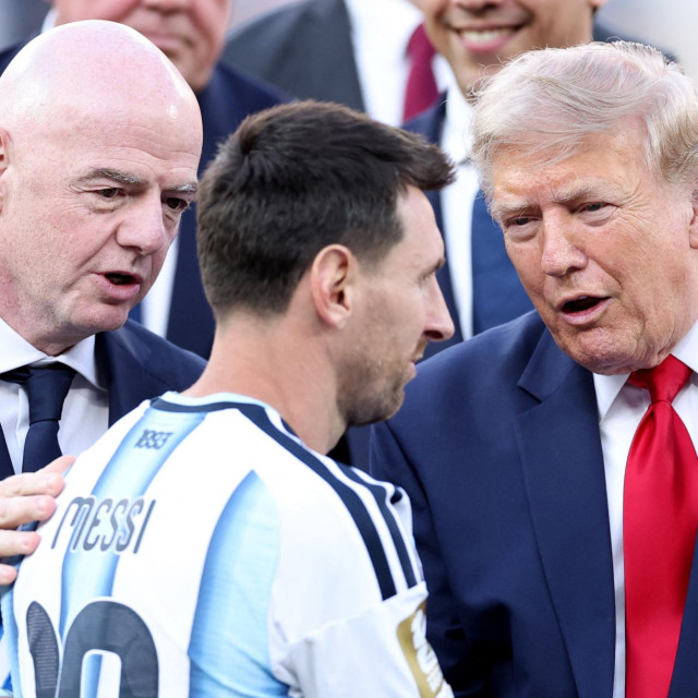 Gianni Infantino i Donald Trump dodjeljuju medalju Lionelu Messiju