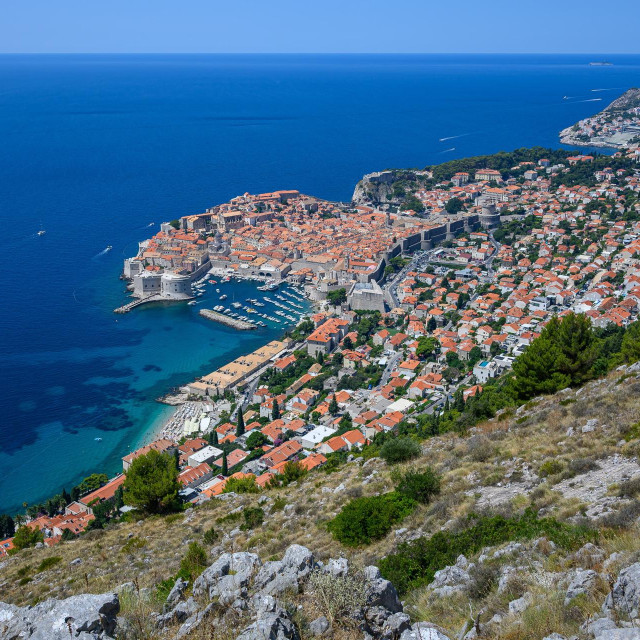 Pogled na kontaktnu zonu naselja Ploče sa Starim gradom 