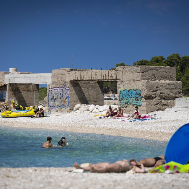 Betonska konstrukcija na plaži u Dalmaciji
 