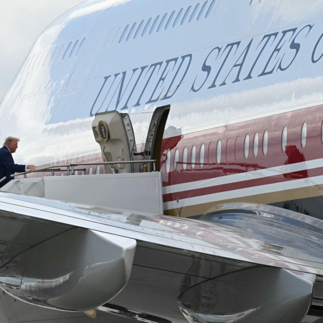 Donald Trump na ulazu u Air Force One koji mu je poklonio Katar