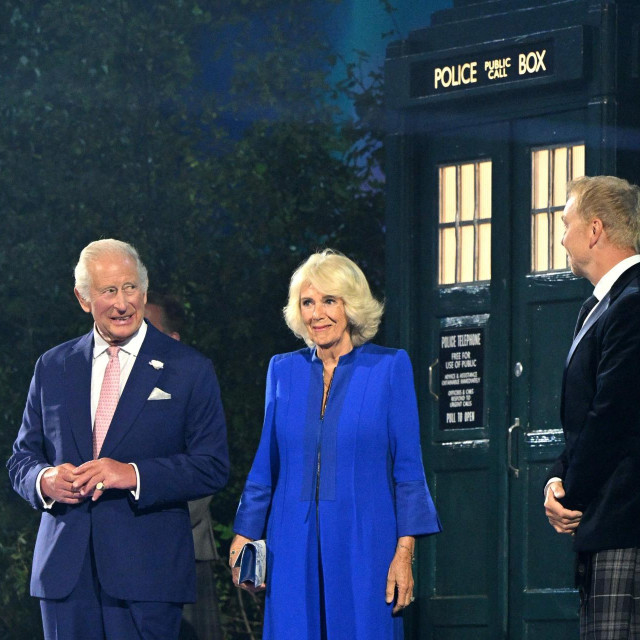 Kralj Charles i kraljica Camilla pokraj TARDIS-a