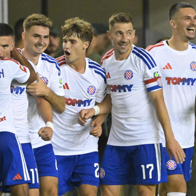 Dario Melnjak sa suigračima slavi gol