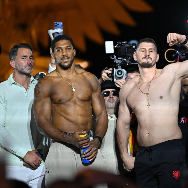 Anthony Joshua (lijevo) i Kristian Prenga (desno)