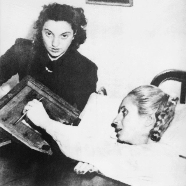 Eva Perón, supruga argentinskog predsjednika Juana Peróna, glasuje na predsjedničkim izborima iz bolničkog kreveta 11. studenoga 1951. godine. To je bio prvi put da su žene u Argentini imale pravo glasa na nacionalnim izborima. U to se vrijeme oporavljala od operacije raka.