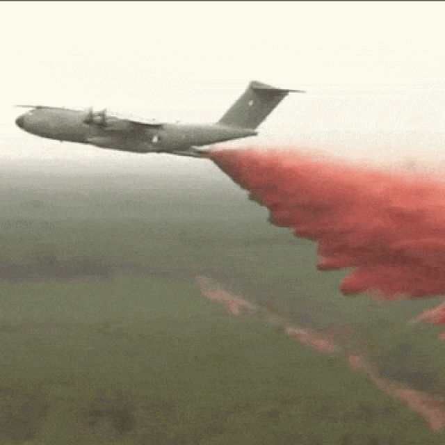 Vojni transponter Airbus A400M izbacuje retardant na šume u blizini Bordeauxa