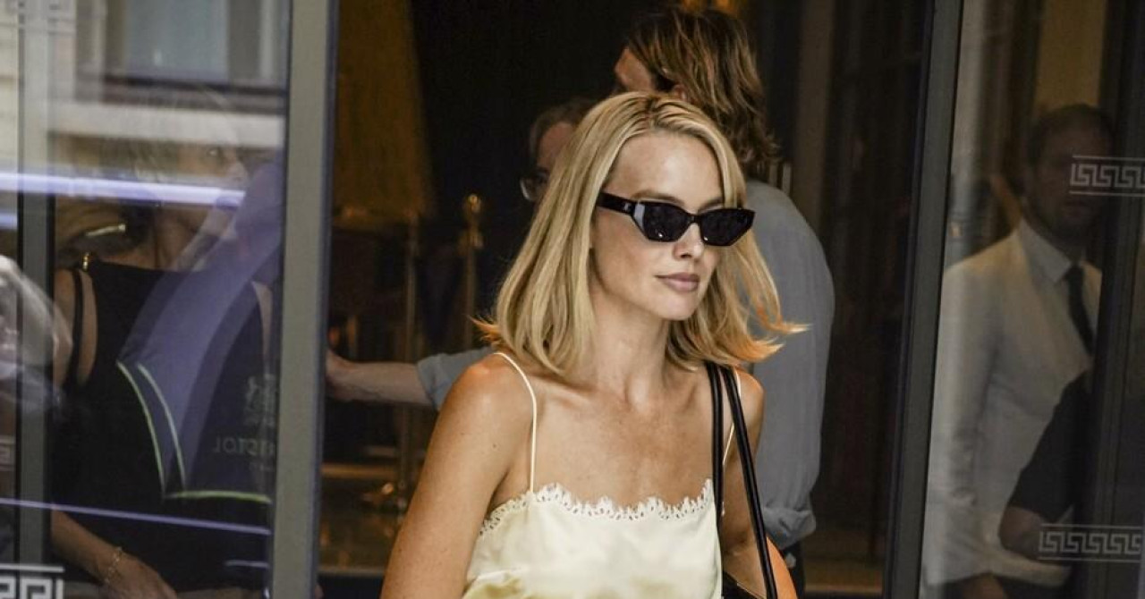 Ljetni modni recept Margot Robbie: Svileni komplet u nijansi maslaca i romantična čipka koju želimo nositi cijele sezone