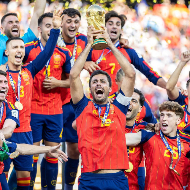 Rodri podiže trofej osvajača Svjetskog prvensta