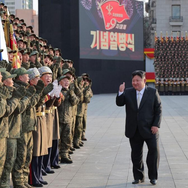 Kim Jong-un pozdravlja sjevernokorejske vojnike