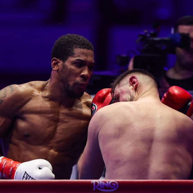 Anthony Joshua (lijevo) vs. Kristian Prenga |desno)