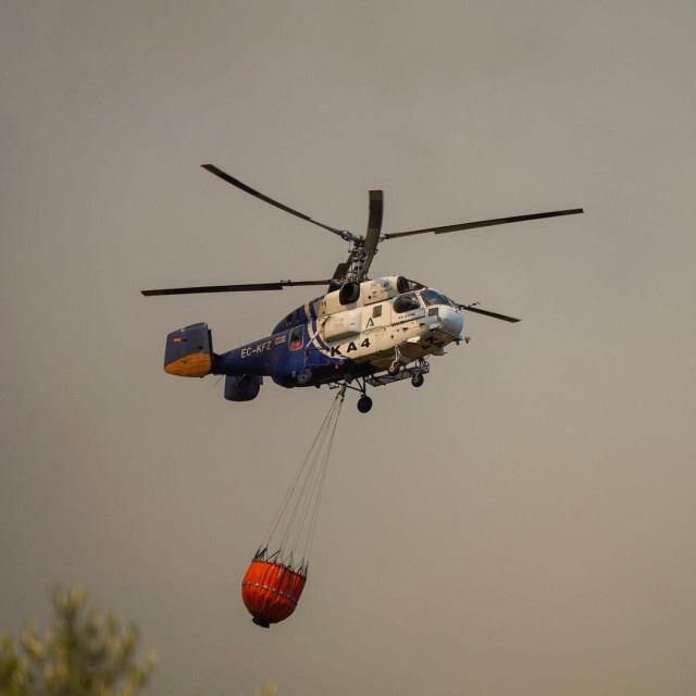 Helikopter Kamov Ka-32 u akciji gašenja požara, fotografija iz 2022. godine
