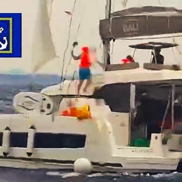 Katamaran s kojeg je pao skiper kod Šolte
