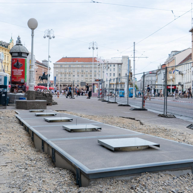 Na Trgu bana Jelačića u tijeku su radovi postavljanja podzemnih spremnika za otpad