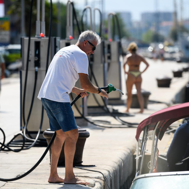 Brodovi na moru ispred benzinske crpke cekaju na točenje goriva