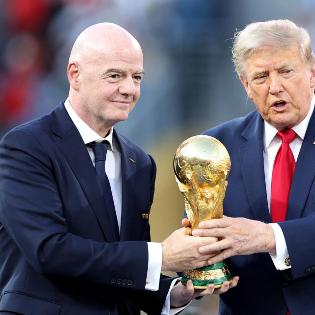 Gianni Infantino i Donald Trump s peharom namijenjenom svjetskom prvaku