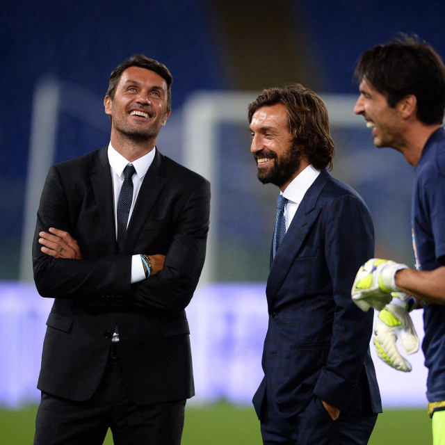 Talijani Paolo Maldini, Andrea Pirlo i Gianluigi Buffon stoje tijekom ”utakmice za mir” na rimskom Olimpijskom stadionu