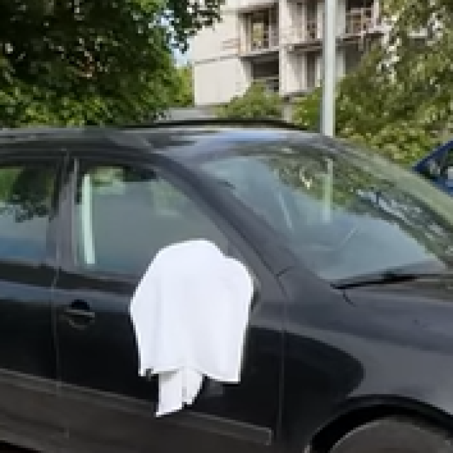 Bijeli ručnik na retrovizoru, ilustracija